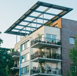 Moderne Wohnanlage mit grünen Bäumen – Wohnraum zur Miete von Müllers Immobilien