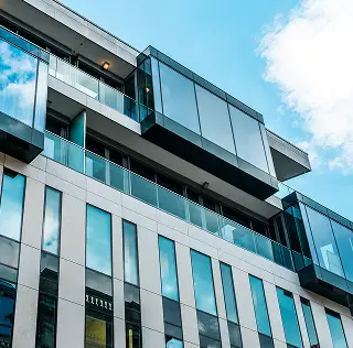Modernes Geschäftsgebäude mit Glasfassade – Gewerbeflächen zur Miete von Müllers Immobilien